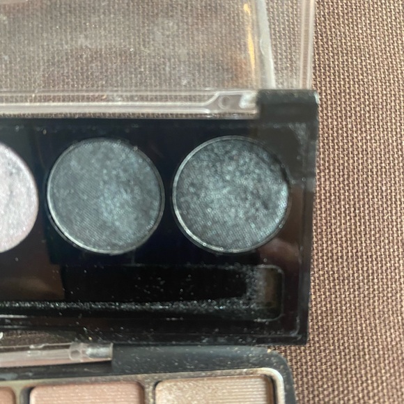LOVE & BEAUTY LA COLORS EYESHADOW BUNDLE - Picture 2 of 4